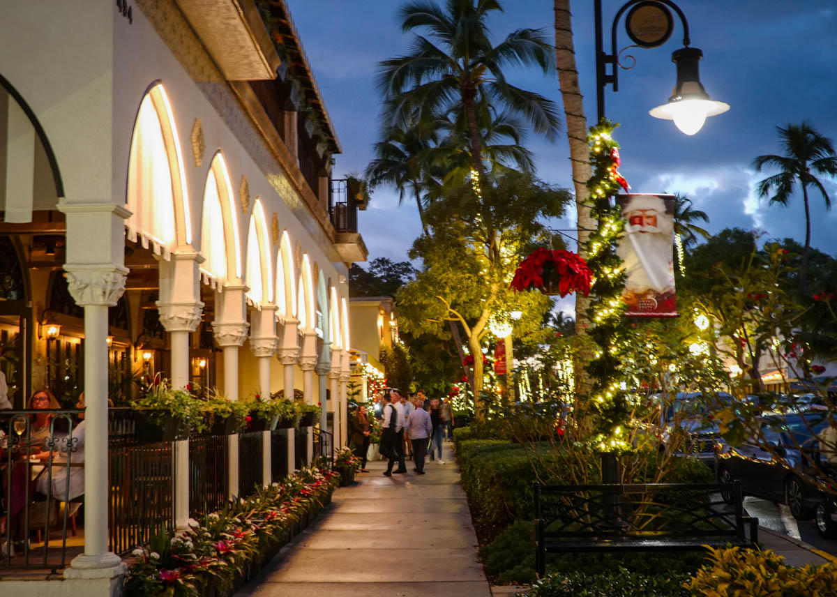 Early evening view of sidewalk scene and outdoor patio dining at Del Mar Naples restaurant.