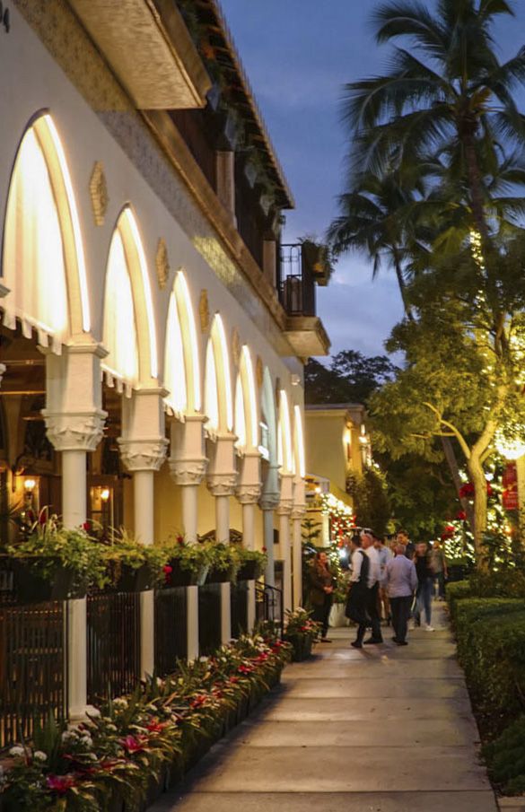 Exterior view of Del Mar Mediterranean restaurant in Naples, Florida at night.